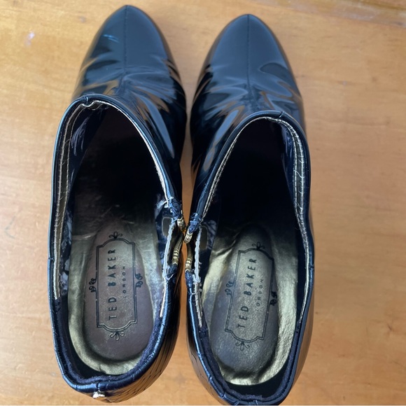 GORGEOUS Ted Baker London patent leather booties with bold gold accents! 38.5 - Picture 5 of 16